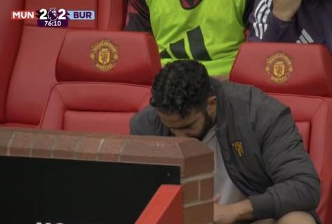 两度领先都被追平，阿莫林坐在替补席低头思考，随后重返场边